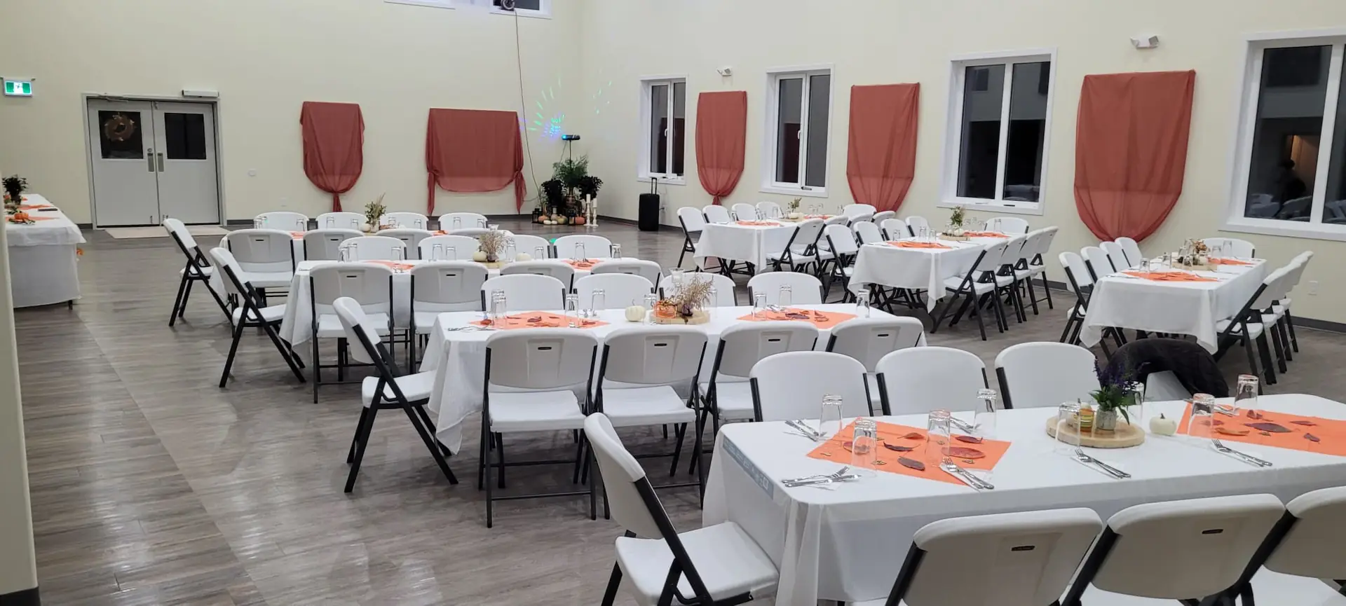 The serving area between the kitchen and the hall
